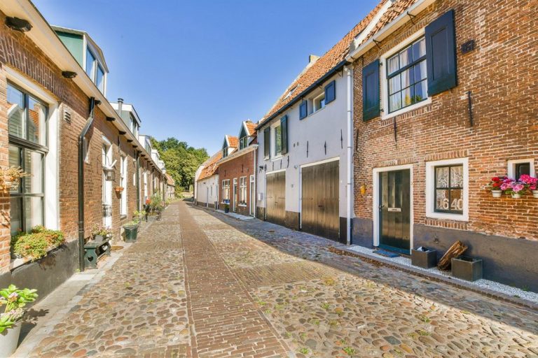 Balk Shipyard also offers houses for your crew during a survey, refit or rebuild.