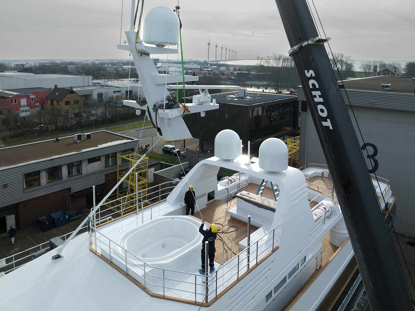 Placing the mast on superyacht Emerald after rebuild by Balk Shipyard.